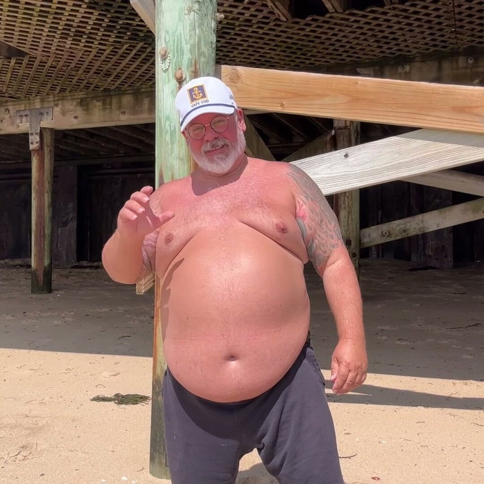 Hand-Free-Daddy-Chub: Handsome Older Fat Man Has a Cute Chubby Butt