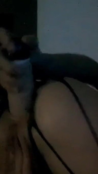 Cewek sange ini lagi asik mainin memeknya di apartemen saat teman sekamarnya lagi nggak di rumah