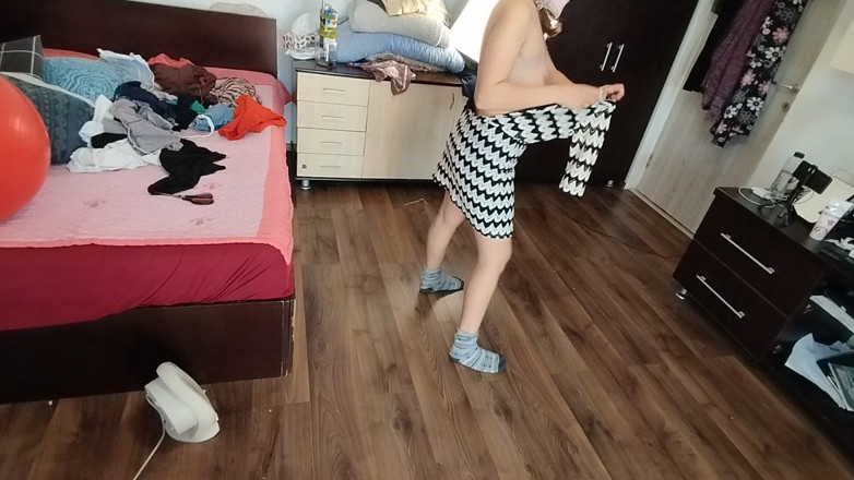 Amateur_MS: Soției amatoare îi place să încerce hainele și să le taie