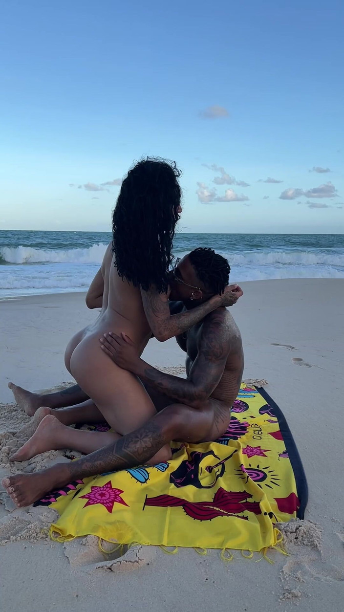 SX Producer: नग्न समुद्र तट पर चूत में वीर्य