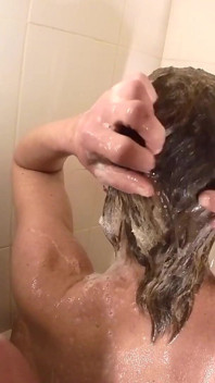 Mi piscio in testa quando mi sono lavato i capelli più un pompino quando faccio pipì