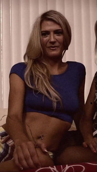 MILF blonde dalam keseronokan lesbo