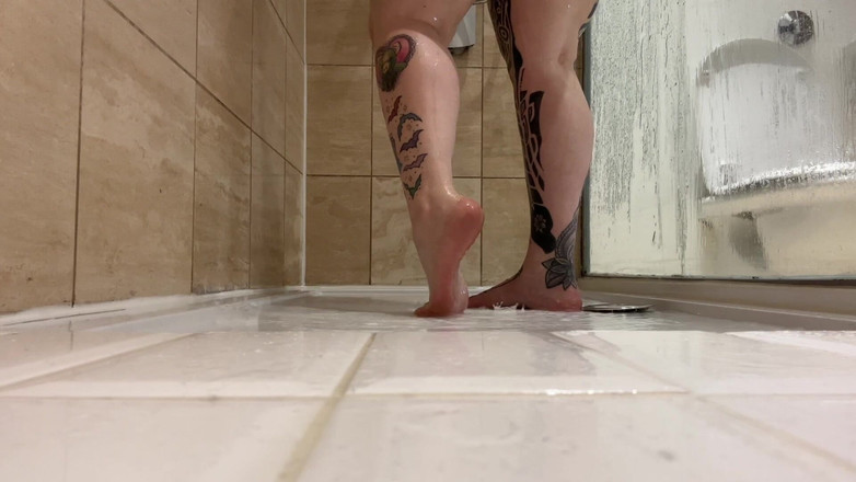 Miss Valentina: Duschende füße ansicht