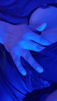 Quente Latina MILF Sob Luz Azul Recebe Sexo Oral, Masturbação Com Vibrador E Fluidos Suculentos Com Orgasmos
