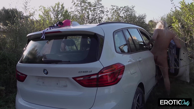 MILFFreaksX: Arka koltukta üvey kız kardeşiyle sevişiyor