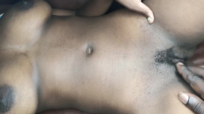 Loversinbed: 大きなおっぱいティーン信仰に運指セッション