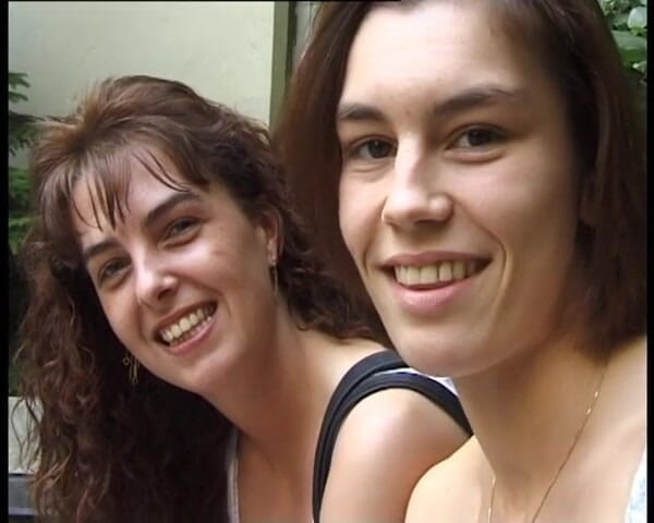 YOUR FIRST PORN: Lesbische Spiele in Der Badewanne - Jeux lesbiens dans la baignoire
