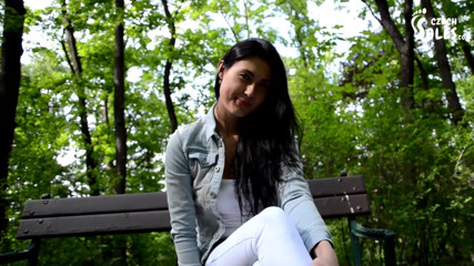 Czech Soles - foot fetish content: Sandales à talons hauts au parc