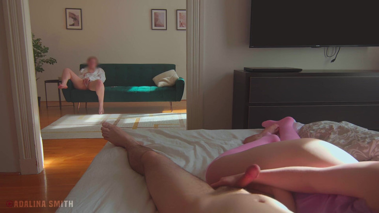 Adalina Smith: Dedos en mi novio hasta que se corre en mí...