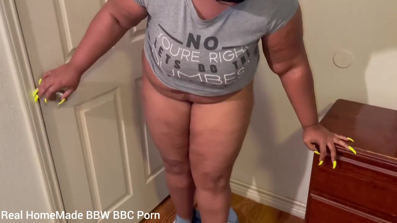 Super sexy ebony cuties: Verzweifelt nach wee, pissen auf dem boden