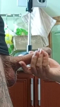 Nach einem tiefen blowjob spuckt die stiefmutter das sperma aus
