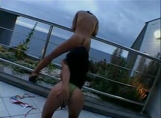Outdoor pervs: Gostosas negras lambendo e fodendo na varanda