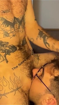 Giyinik inek Matthew Finns dövmeli doma tapıyor xxx ftm amcığını atlıyor