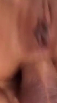 Une Asiatique sexy en bikini suce profondément une grosse fille et se fait enculer