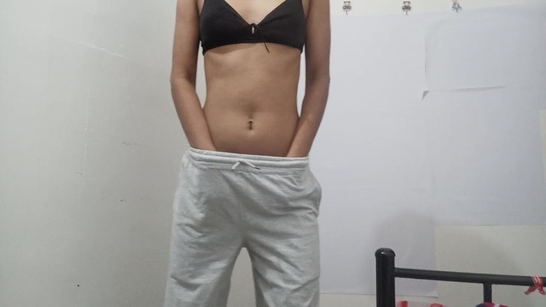 desigirl93: Üvey babanın penisi için göt deliğimi genişletiyorum