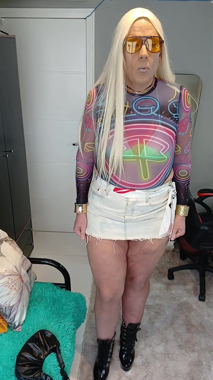 Sexy ass CDzinhafx: Levis minikjol och högklippt bodysuit som visar solbränna linjer med...