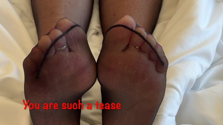 Mr MF: Mme Mature Feet Vous Taquine Tous Avec Ses Jolis Orteils 397