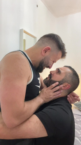 Growing teddy: Italské a španělské medvědy se líbají