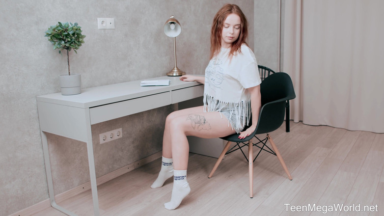 Teen Mega World: La bella si sgrilletta la figa quando studia
