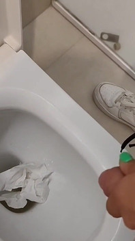 Com pis, arriesgada orina pública al aire libre Ana Spears Alfxnow