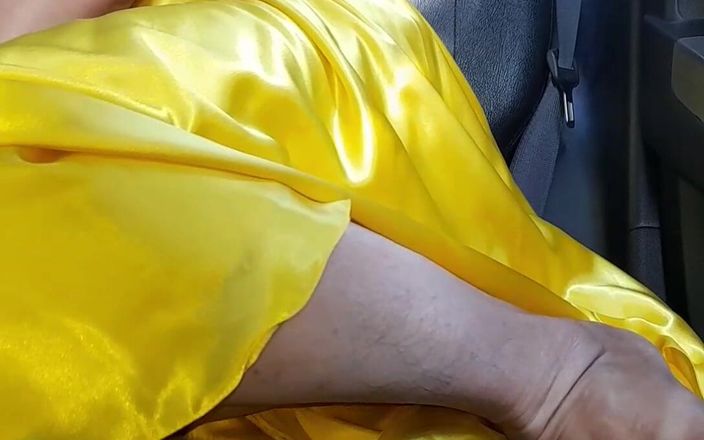 Naomisinka: Sexy Crossdresser masturbuje ve žlutých saténových lesklých šatech