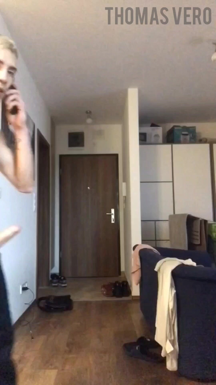 Vero Thomas: Zavolej ráno a mrdka bez rukou