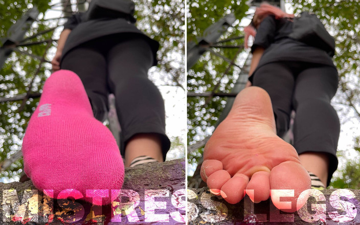 Mistress Legs: Calzini rosa e suole rugose naturali sopra di te all'aperto