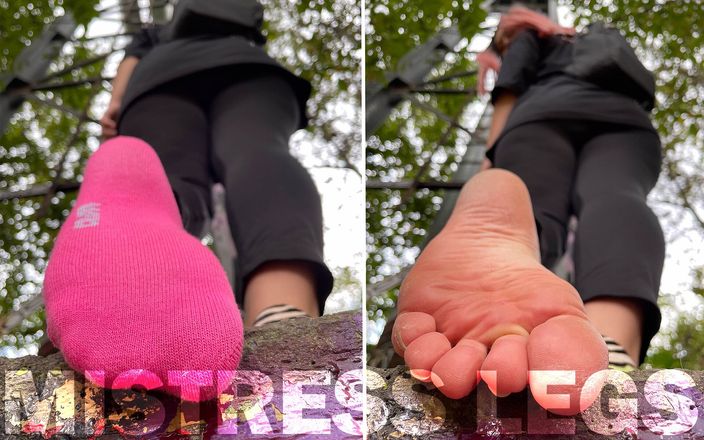 Mistress Legs: 粉红色的袜子和自然粗糙的皱纹脚底在你上面户外