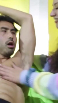 Succhiando caldo prima di sedersi