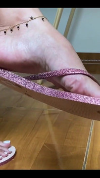 Honění nových žabek Havaianas s lesklými jednorožcovými francouzskými nehty