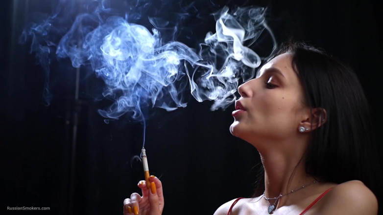 Russian Smokers: Doamnă sexy în roșu fumează două roșcate de 100mm