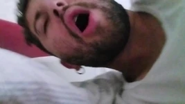 Смачно стогне на члені мого друга