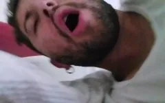Arkadaşımın yarağının üzerinde lezzetli bir şekilde inliyor