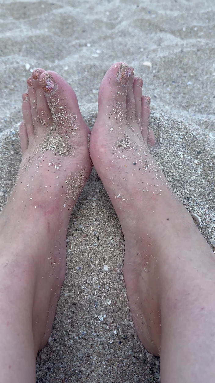 Young_strawberry: Día de playa frota mis grandes pies sexy en la...