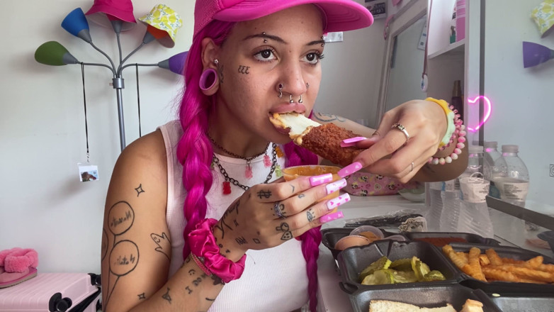 Nali Marie: Video vlog mukbang si cewek hot mozzarella lagi asik muasin...