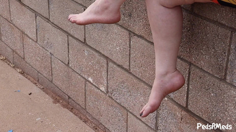 PedsRMeds: Malá slečna Rya Flip Flop Popping venku