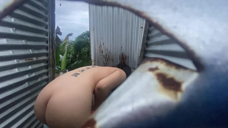 kloyesteicy: Venkovní booth nahrává sexy holku