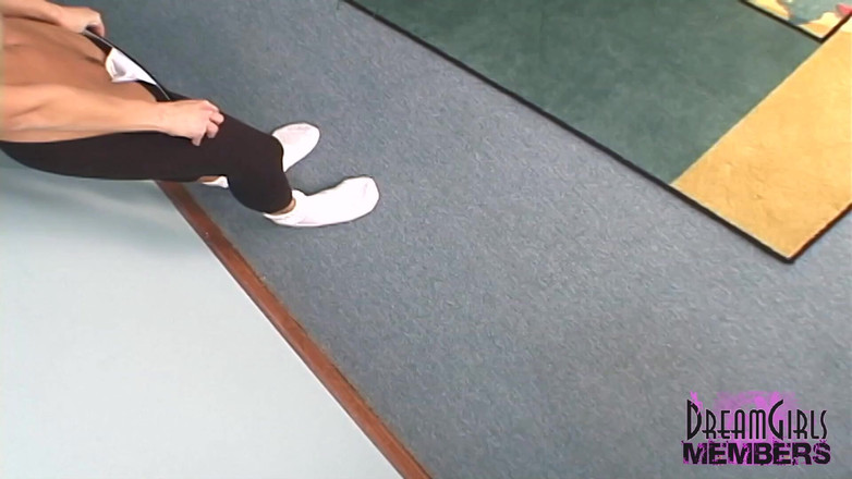 Dream Girls: 거대한 젖탱이를 가진 핏 밀프