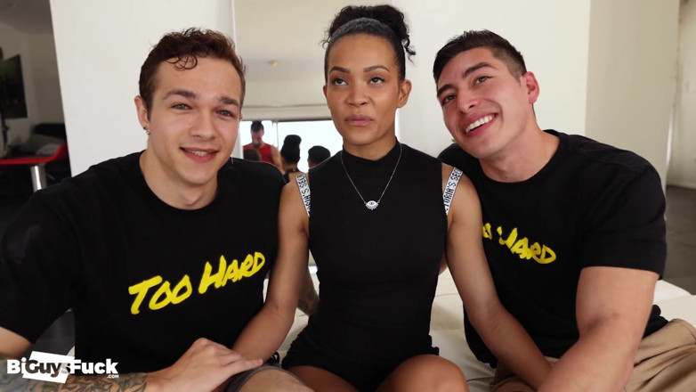 Bi Guys Fuck: Super-kerle Kendrick spaltet Jaydens engen arsch mit seinem monsterschwanz, bevor...