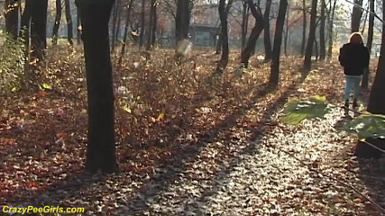 Crazy pee girls: Pișat în aer liber în pădure
