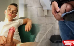 Pria ini mengambil foto selfienya sambil kencing lama di toilet