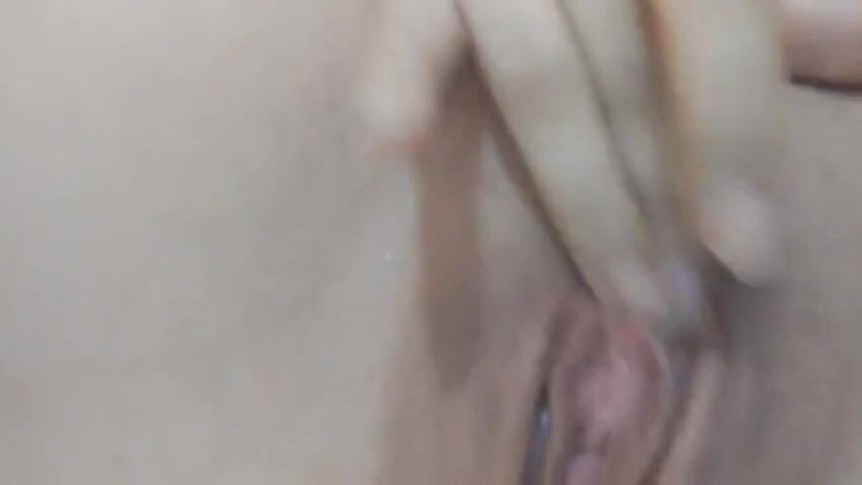 Parcuriosoo: Aku lagi asik masturbasi sendirian di rumah waktu pacarku lagi...