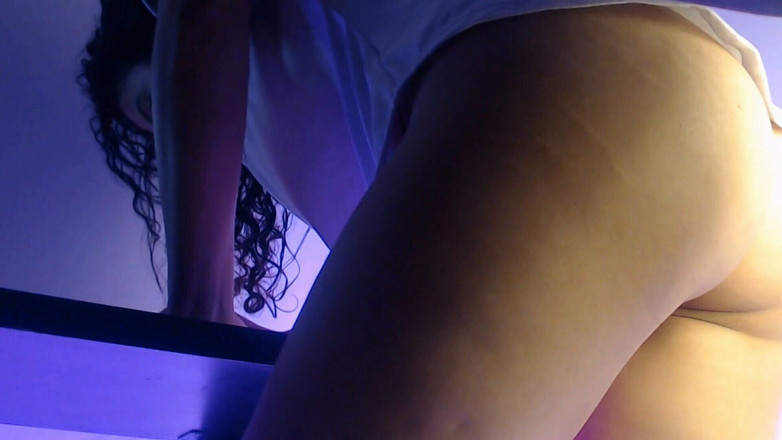 Elenafox: Goditi il culo bollente della mia matrigna voglio darle il...