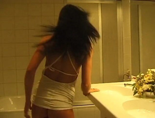 Flash Model Amateurs: Brunette amatir menggosok dan mengobel semaknya yang basah