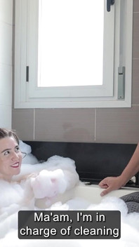 Venha para a jacuzzi e limpe minhas costas