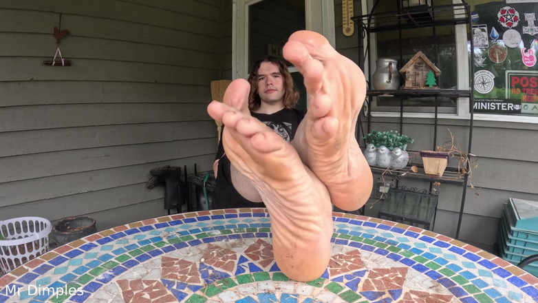 Mr Dimples: 汚れた靴下と足を見せびらかす