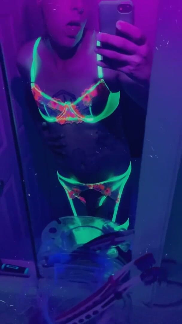 CarmenMelatonin: Pretty rave girl ready to party