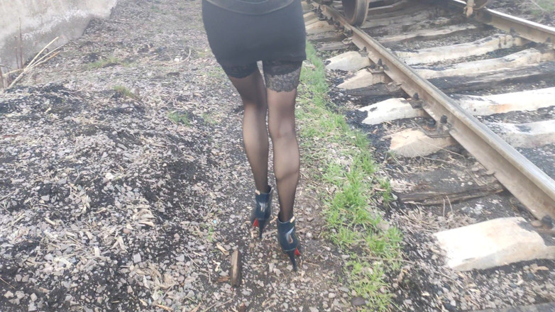 AnGelya G: Fodida gostosa em salto alto e em meias no trem