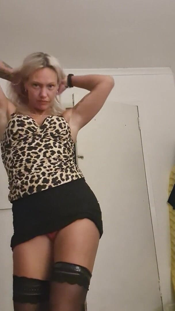Mercedes Bendz: Blondă tachinând camera
