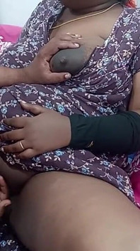 泰米尔妻子硬指法高潮